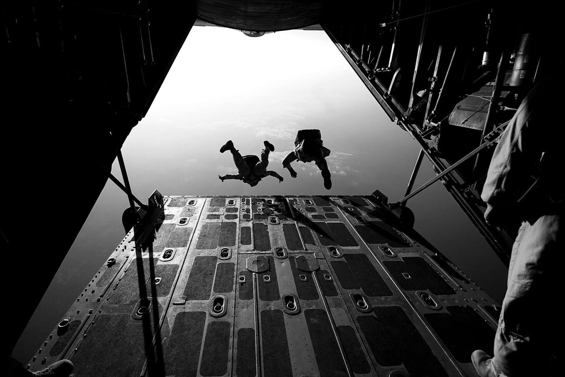 parachute-jumping-plane